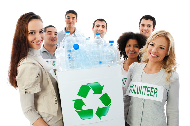一群义工拿着装满瓶子的回收箱。图片下载