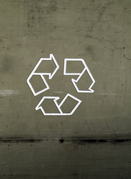 脏墙上的回收标志图片下载