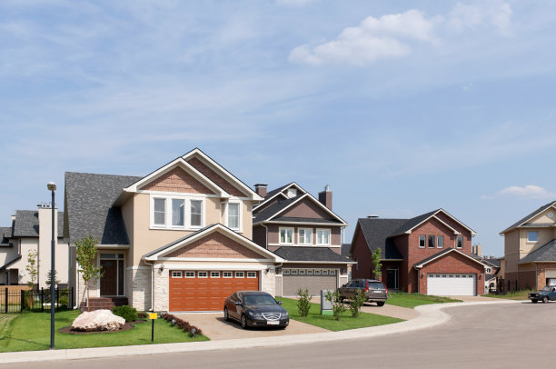 阳光明媚的夏日午后，崭新的郊区住宅。图片下载