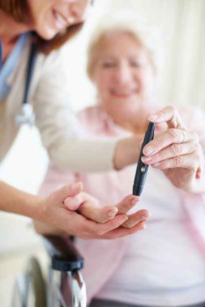 很容易检查你的血糖水平-糖尿病/老年护理图片下载