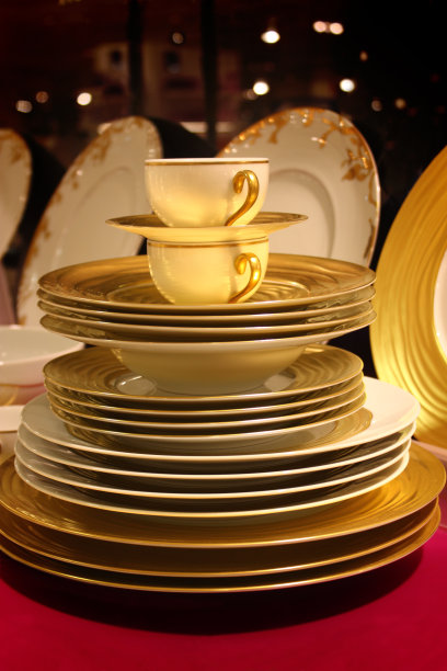 优雅的盘子和杯子堆叠图片下载