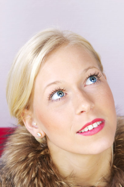 一个金发模特背对着相机的作品集图片下载