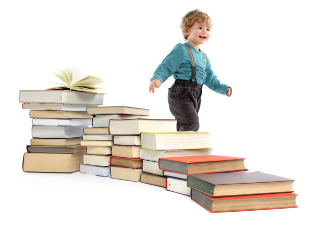 可爱的小男孩走在楼梯后面图片下载