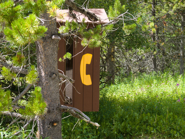 树林里的电话亭图片下载