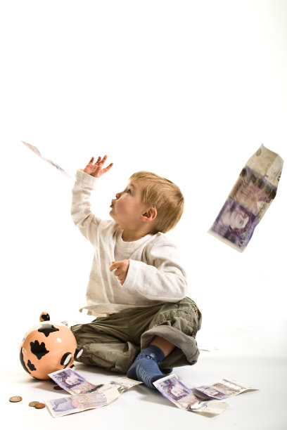 孩子们在玩钱和存钱罐图片下载