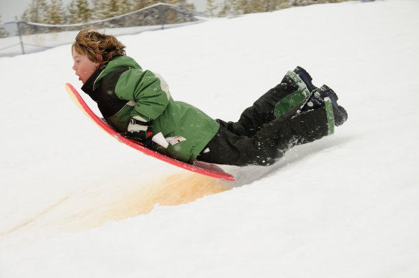雪橇上的男孩图片下载