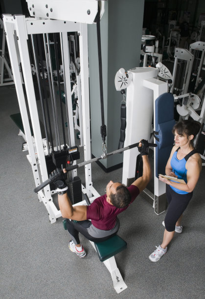 健康俱乐部锻炼-拉下机器图片下载