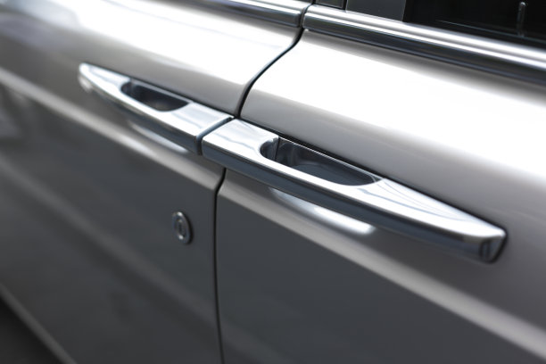 一辆银色豪华轿车的门把手图片下载