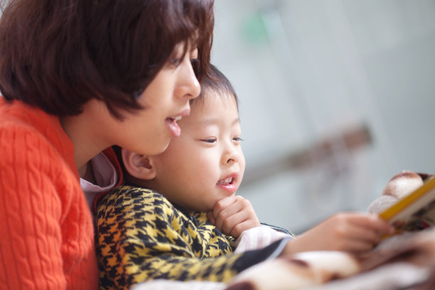 妈妈和男孩在看书图片下载