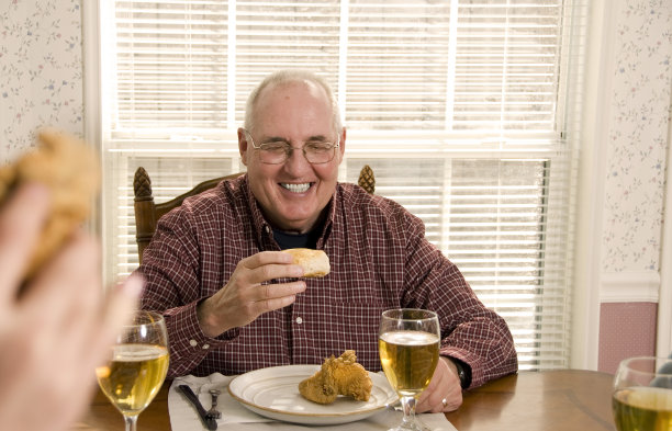 家庭晚餐系列-爷爷图片下载