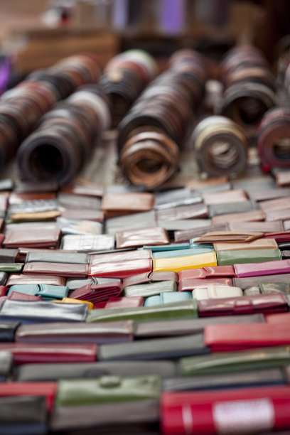 在街头市场买皮带和钱包图片下载