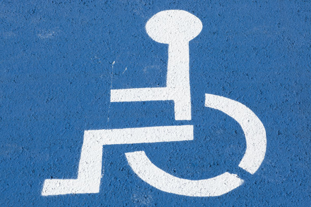 停车位上的残疾人标志。图片下载