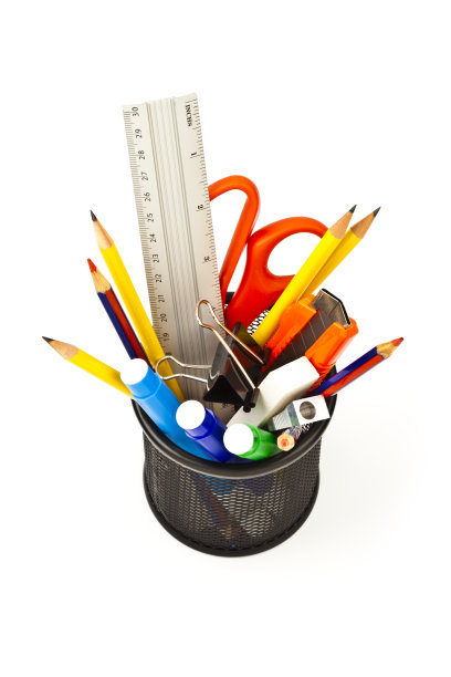 在白色背景下装满办公用品的办公桌整理器图片下载