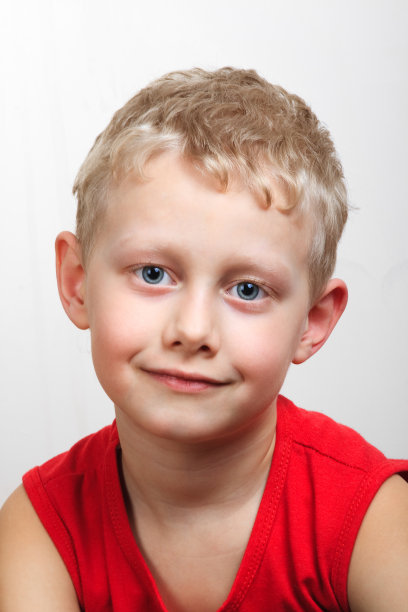 穿红背心的那个轻佻的孩子图片下载