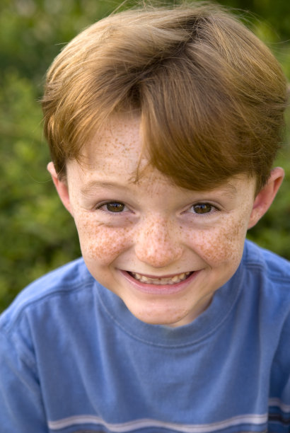 男孩红头发，雀斑，微笑图片下载