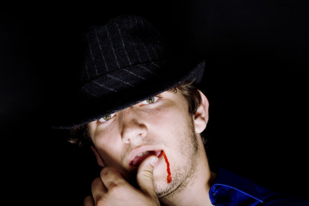 时尚年轻的吸血鬼图片下载