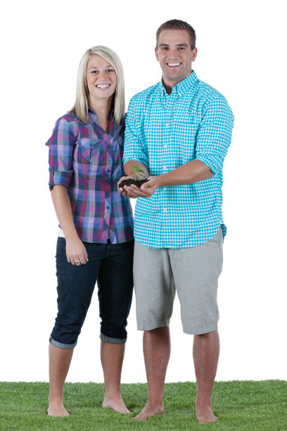 一个男人拿着一棵幼苗和他的女朋友站在一起图片下载