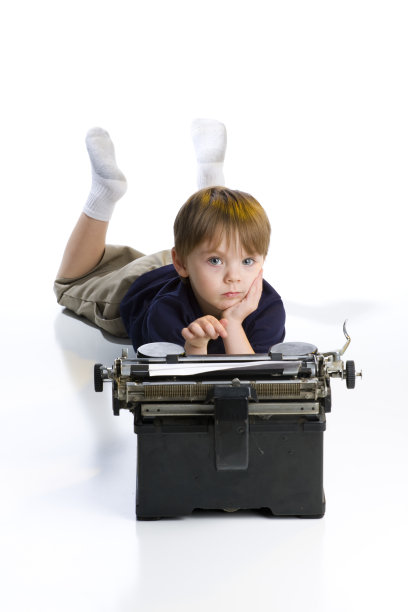 小男孩打字图片下载