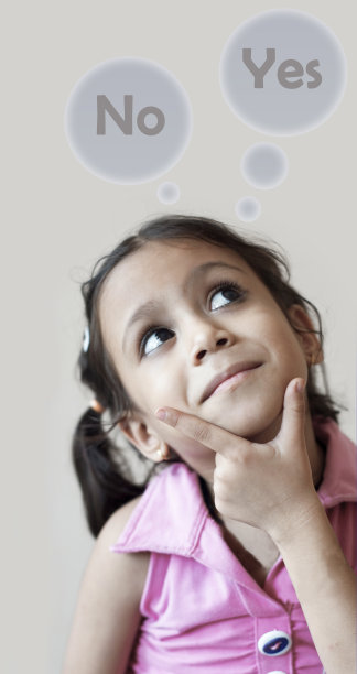 有"是"或"否"想法的可爱女孩图片下载