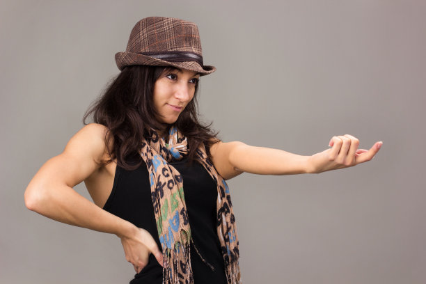 年轻漂亮的女人说:“过来!”的标志图片下载