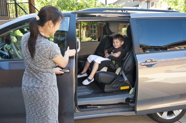 小货车里的小男孩图片下载