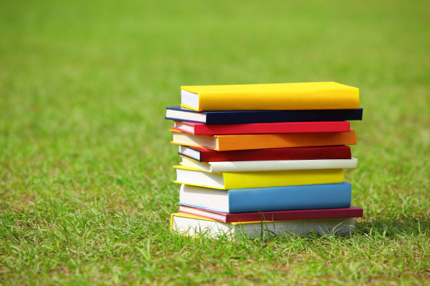 草堆上的书图片下载