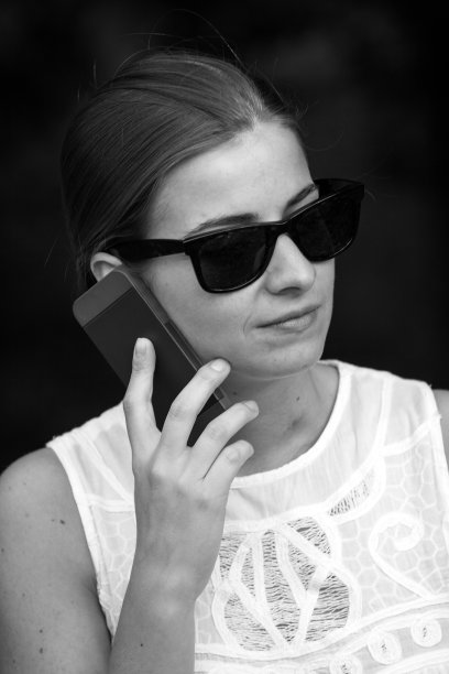 年轻女子打来电话图片下载