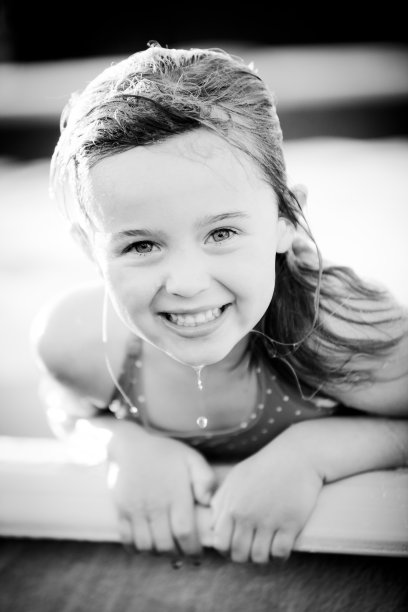 美丽的年轻女孩在游泳池图片下载