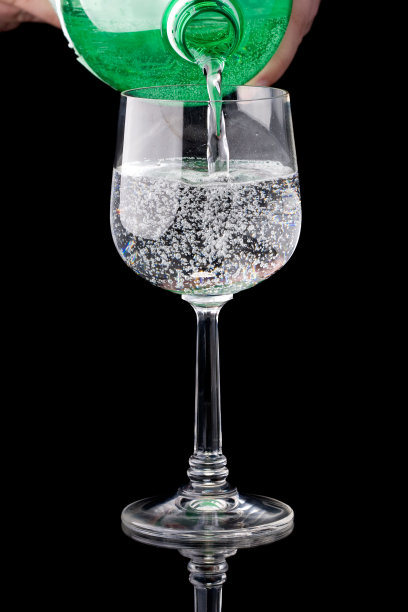 将碳酸饮料倒入玻璃杯中图片下载