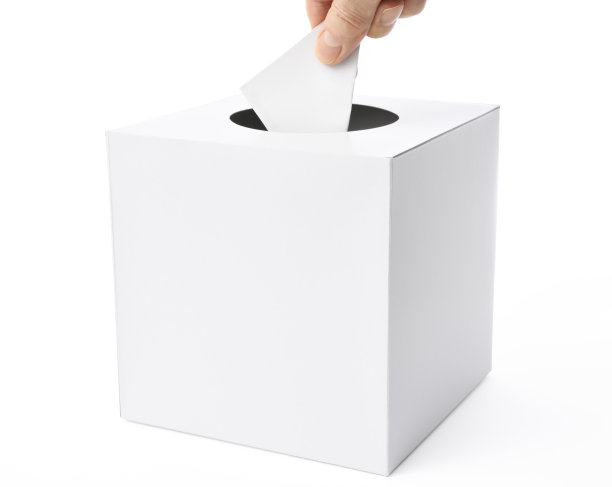 白色空白彩票盒与手在白色背景图片下载