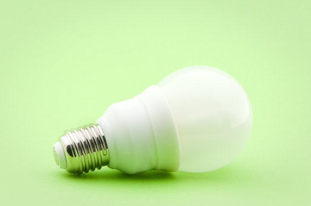 荧光灯泡孤立在绿色背景上图片下载