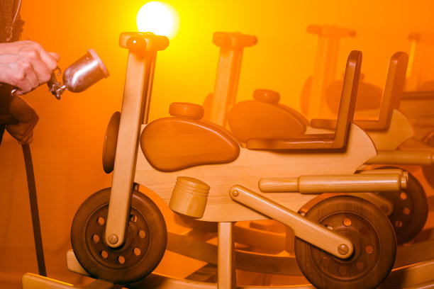 木制摇摆摩托车在车间图片下载