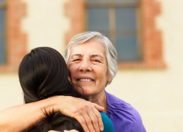 年轻女子拥抱她的祖母图片下载