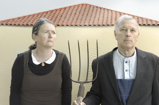 拿着干草叉的阴郁的乡村夫妇图片下载