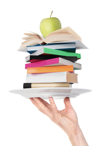 盘子里有一堆书和青苹果图片下载