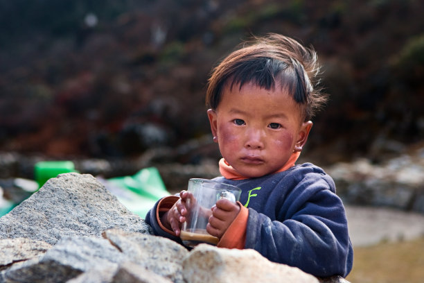 尼泊尔男孩喝着奶茶。图片下载