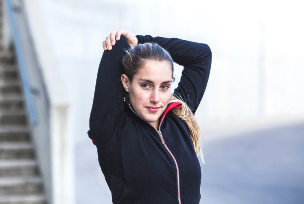 年轻女子户外运动图片下载