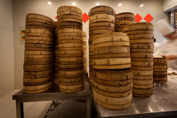 中式厨房，厨师在工作图片下载