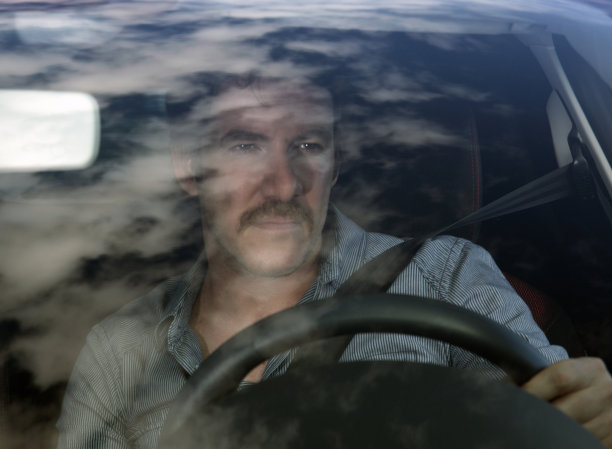 沉思的人开车图片下载