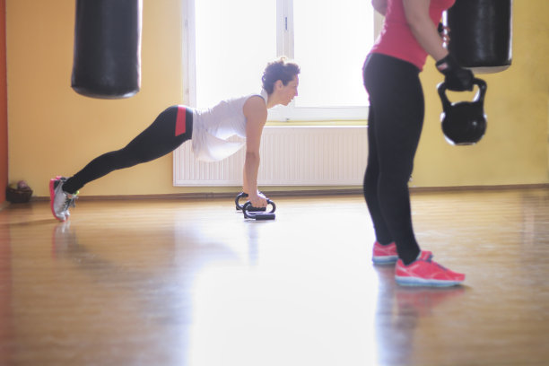 两个女人在健身房训练图片下载