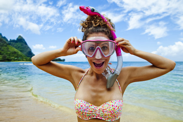 浮潜的女孩快乐图片下载