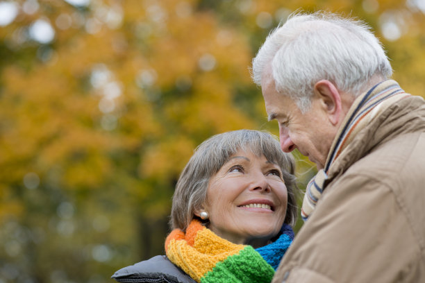 幸福微笑的老年夫妇在户外的秋天图片下载