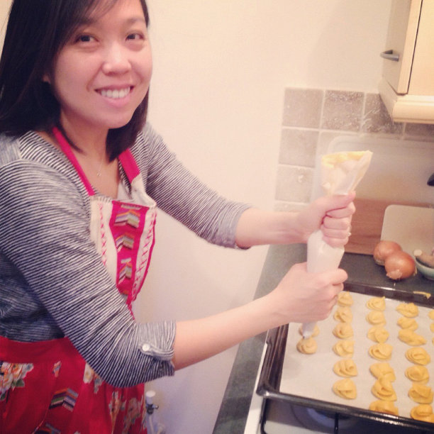 亚洲女人在厨房里做奶酪泡芙图片下载