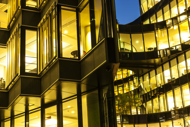 现代办公楼的黄昏灯火图片下载