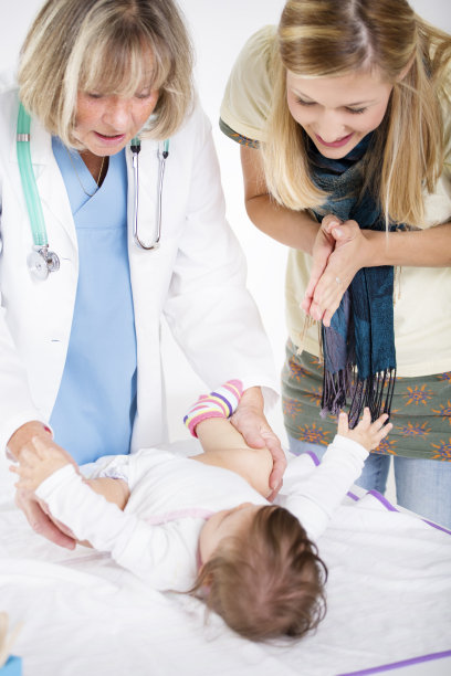 儿科医生做婴儿髋关节检查。图片下载