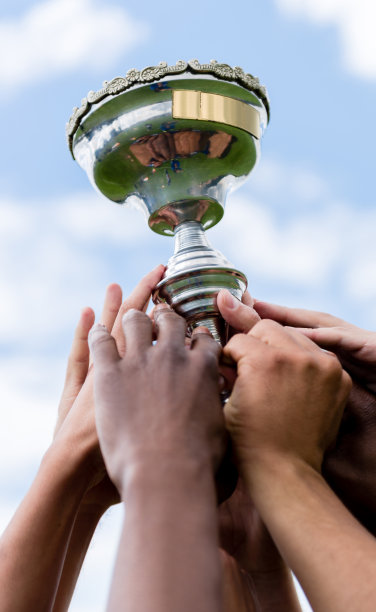 冠军队伍举起奖杯图片下载