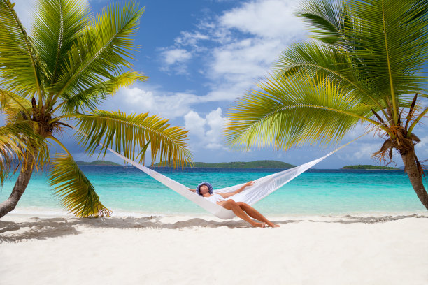 一名年轻女子在加勒比海海滩的吊床上休息图片下载