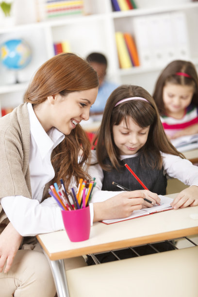 老师帮助学生做她的作业图片下载