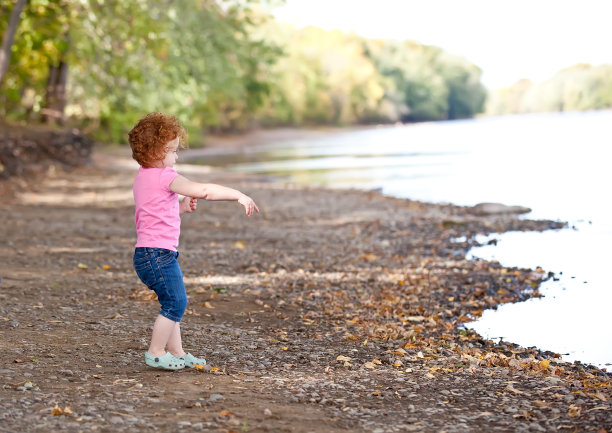 女孩把石头扔进水里图片下载