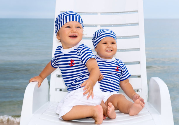 婴儿在白色躺椅上玩耍图片下载